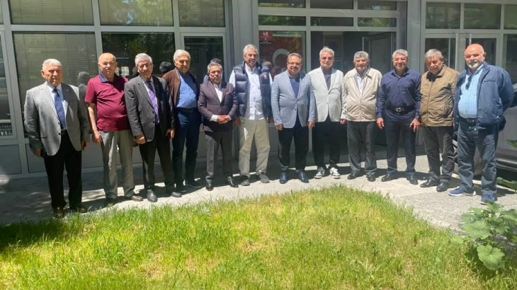 Kayseri Dernekler Federasyonu’ndan Vefa Ziyareti: Eski Başkan Ahmet Etöz Ziyaret Edildi
